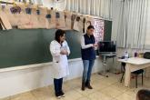 Enfª Nilza Fernandes e a Farmacêutica Ana Regina da Epidemiologia Municipal na escola.