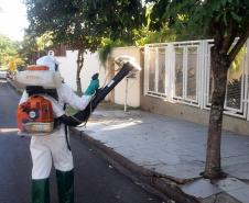 Aplicação de pesticida em área com possível caso de dengue, na zona urbana de Ivaiporã.  