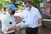 Prefeito Tuti Bomtempo fazendo a entrega da Cartilha.