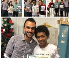 Na foto: Participantes do Projeto recebendo Diploma e Livreto do Secretário Municipal de Educação e Cultura de Almirante Tamandaré, Sr. Jucie Pereira