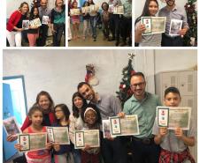 Na foto: Participantes do Projeto recebendo Diploma e Livreto das mãos das autoridades presentes