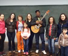 Círculo de Cultura na Escola Estadual Izelina Daldin Gaiovicz General Carneiro/PR. Alguns participantes do grupo, com a presença nessa reunião do Seu Domingos – morador nascido na região e que relata as caminhadas e experiências em relação ao racismo. Nesse dia mostrou sua arte com a música.