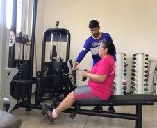 Idosa treinando musculação