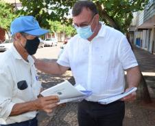 Prefeito Tuti Bomtempo fazendo a entrega da Cartilha.