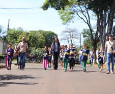 Crianças do Programa de Formação Super Agente de Combate à Dengue vistoriam residências em Ivaiporã