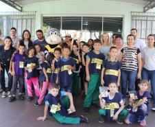 Crianças do Programa de Formação Super Agente de Combate à Dengue vistoriam residências em Ivaiporã