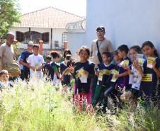 Crianças do Programa de Formação Super Agente de Combate à Dengue vistoriam residências em Ivaiporã