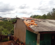 Casa coberta com lonas improvisadas após o vendaval