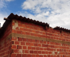 Casa com telhas danificadas