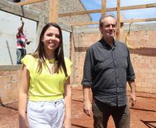 Prefeito em exercício e Diretora Municipal e Educação acompanhando a obra.
