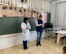 Enfª Nilza Fernandes e a Farmacêutica Ana Regina da Epidemiologia Municipal na escola.