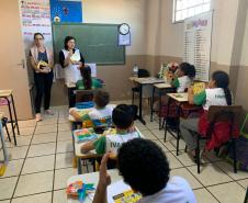 Durante a palestra sobre os cuidados da Dengue os alunos receberam folheto informativo, com ações de cuidados e prevenção da Dengue.