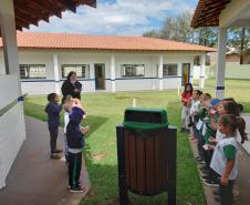 Aplicação de flúor e orientação da saúde bucal, nas escolas.