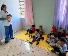 Roda de conversa com as crianças.