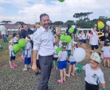 Momento em que estão se preparando para a soltura de balões 