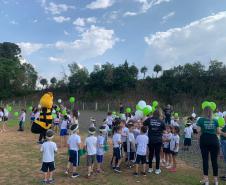 crianças soltando os balões 