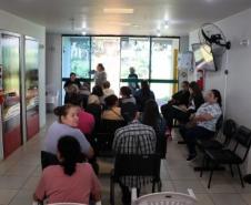 Pacientes na sala de espera para realizar a consulta.