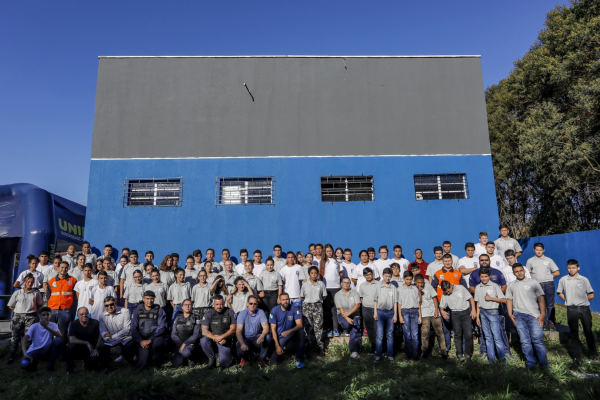 Alunos da Guarda Mirim na sede do projeto