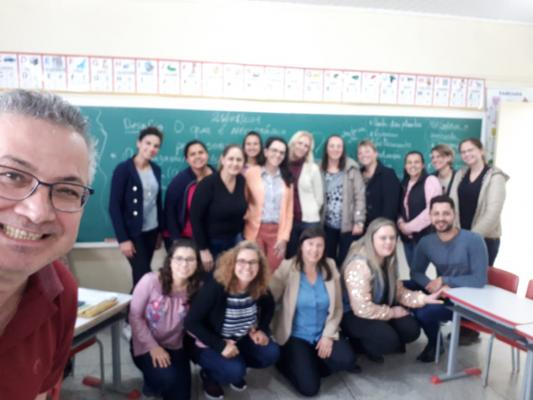 Alguns participantes do grupo. Nessa reunião foi realizada a reflexão sobre os temas geradores e os desfios para o trabalho educacional (político-pedagógico) em um bairro não central: seus aspectos da pobreza se refletem no território. 