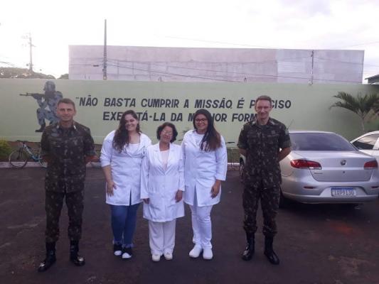 Acadêmicos em meio aos chefes de instrução do TG de Paranavaí