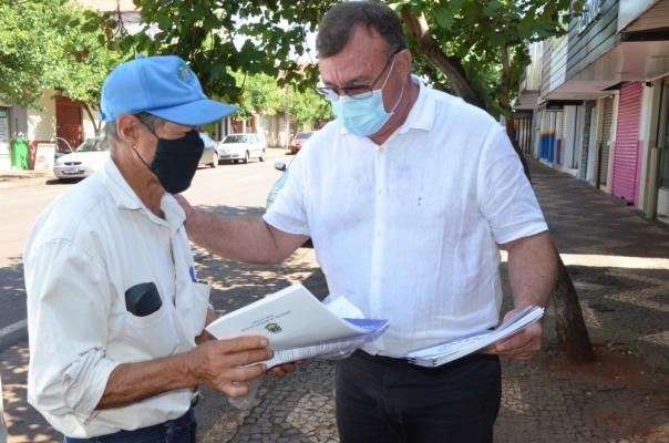 Prefeito Tuti Bomtempo fazendo a entrega da Cartilha.