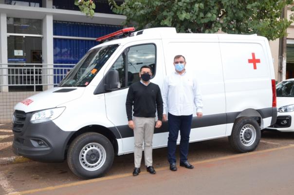 Prefeito Tuti Bomtempo recebendo a ambulância