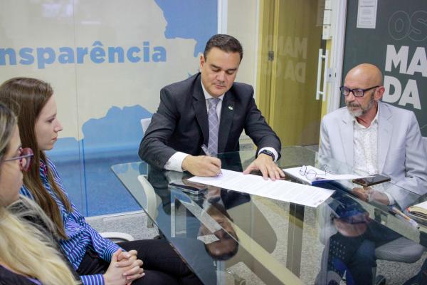 Controlador Geral do Estado, Dr. Raul, assinando a resolução de criação do Escritório de Gestão de Projetos