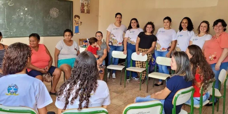 Foto da equipe que realizou o encontro, juntamente com as mulheres que frequentaram o grupo.