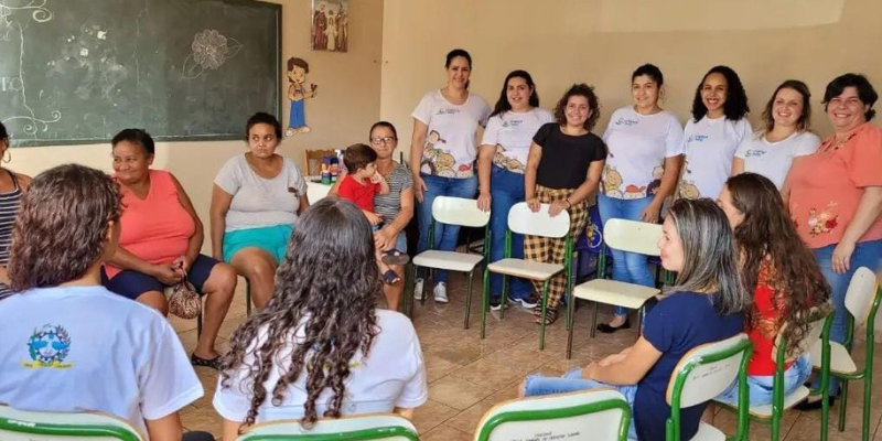 Foto da equipe que realizou o encontro, juntamente com as mulheres que frequentaram o grupo. 