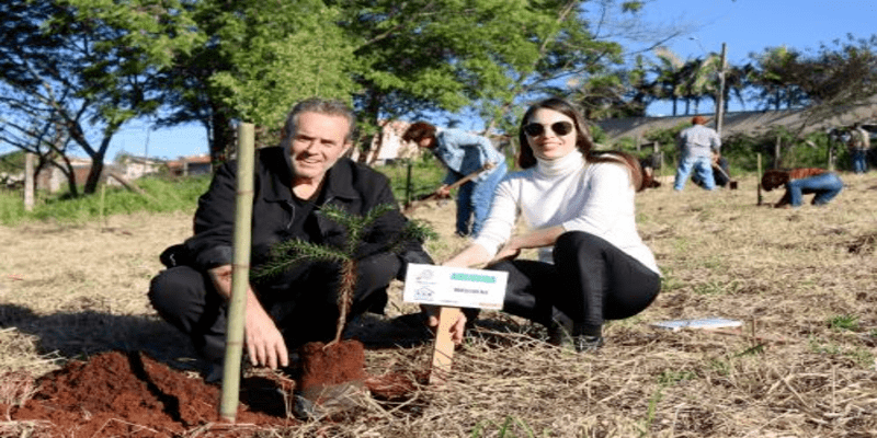 Vice Prefeito, Marcelo Reis e Denise Kusminski, Diretora do Departamento Municipal de Meio Ambiente e Serviços Urbanos