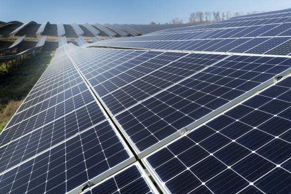Imagem ilustrativa de usina fotovoltaica.