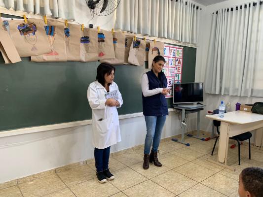 Enfª Nilza Fernandes e a Farmacêutica Ana Regina da Epidemiologia Municipal na escola.