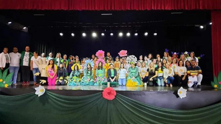 Equipe organizadora do evento e atores do teatro