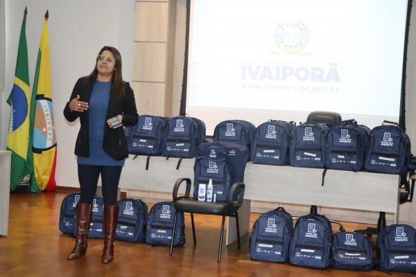 Cristiane Martins Pantaleão, durante a entrega dos Kits aos agentes.