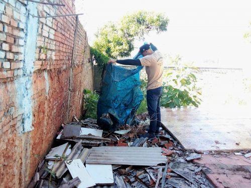 Agende de Endemia durante a inspeção de possíveis criadouros.