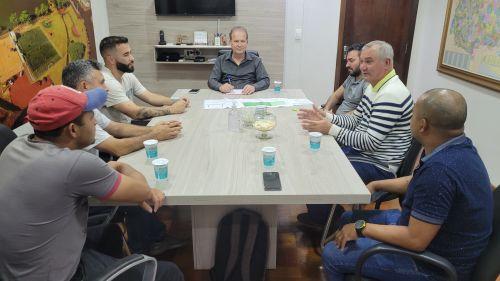 Reunião sobre o campo de futebol suíço