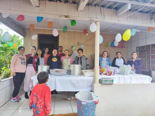 Curso de direito entrega alimentos e brinquedos para crianças