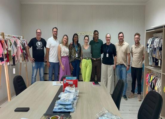 Foto da equipe do HUOP e da marca de roupas GROW UP