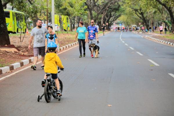 “Domingo na Rua” com a liberação das duas pistas da avenida Paraná para a convivência e o lazer dos moradores, com a oferta de atividades esportivas e culturais, no período das 8h às 12h.